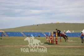 Морьтон монголчууд наадамчин олныг цэнгүүлж байна