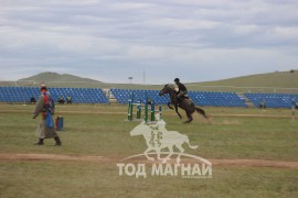 Морьтон монголчууд наадамчин олныг цэнгүүлж байна