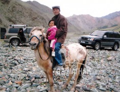 МУ-ын Манлай уяач Т.Гантөмөр: Манайхан гурван үеэрээ, 10 их насны морь түрүүлгэсэн
