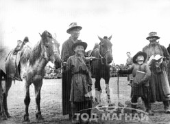 1945 оны улсын наадамд түрүүлсэн Дулаан Дамдинжавын буурал азарга, Б.Дугарсүрэнгийн хар морь