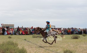 МУ-ЫН АЛДАРТ УЯАЧ И.ЗОЛБОО: МОНГОЛ ХҮН ХҮҮ ТӨРӨХӨД БАЯРЛАДАГ ШИГЭЭ ЭР УНАГА ТӨРӨХӨД БЭЛГЭШЭЭДЭГ САЙХАН АРД ТҮМЭН