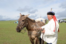 Монгол Улсын Алдарт уяач Н.Эрдэнэбат: “Идшээ даадаггүй морь гэж байдаггүй юм” гэдгийг л залууст хэлдэг